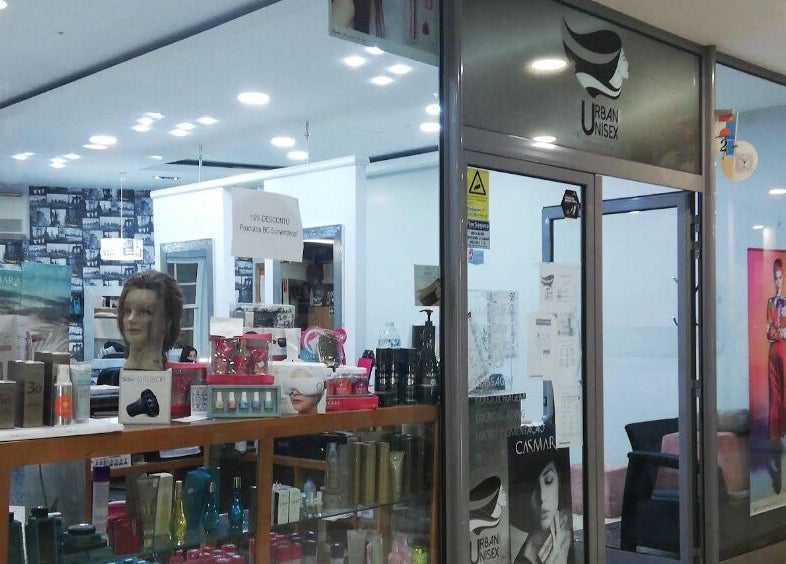 Entrada da Urban Look Pt em Ponta Do Sol, Madeira, PT, destacando produtos de beleza nas vitrines.