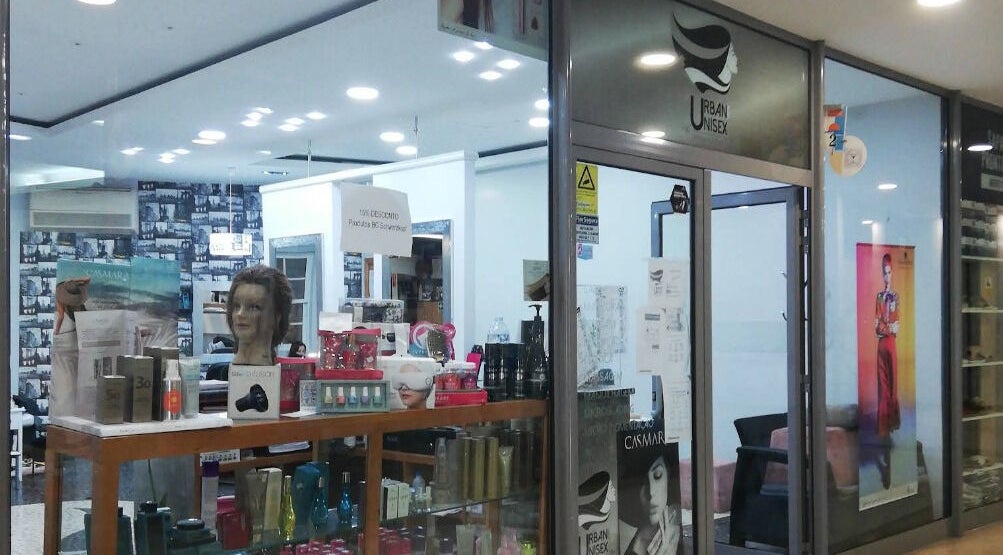 Entrada da Urban Look Pt em Ponta Do Sol, Madeira, PT, destacando produtos de beleza nas vitrines.