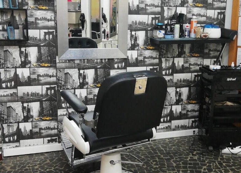 Cadeira de barbeiro no Urban Look Pt, Ponta Do Sol, Madeira, PT, em ambiente moderno.