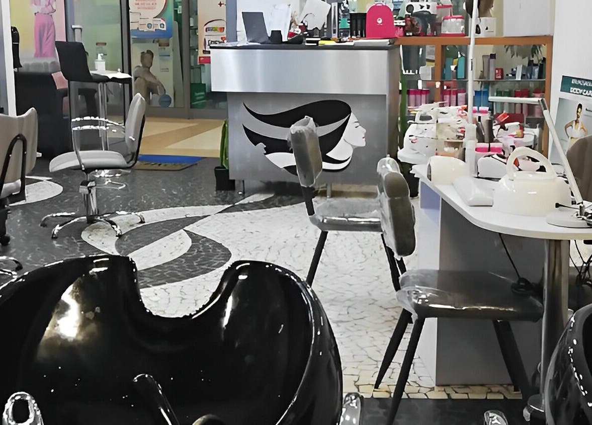 Interior moderno do salão Urban Look Pt em Ponta Do Sol, Madeira, PT, com cadeiras e equipamentos estéticos.