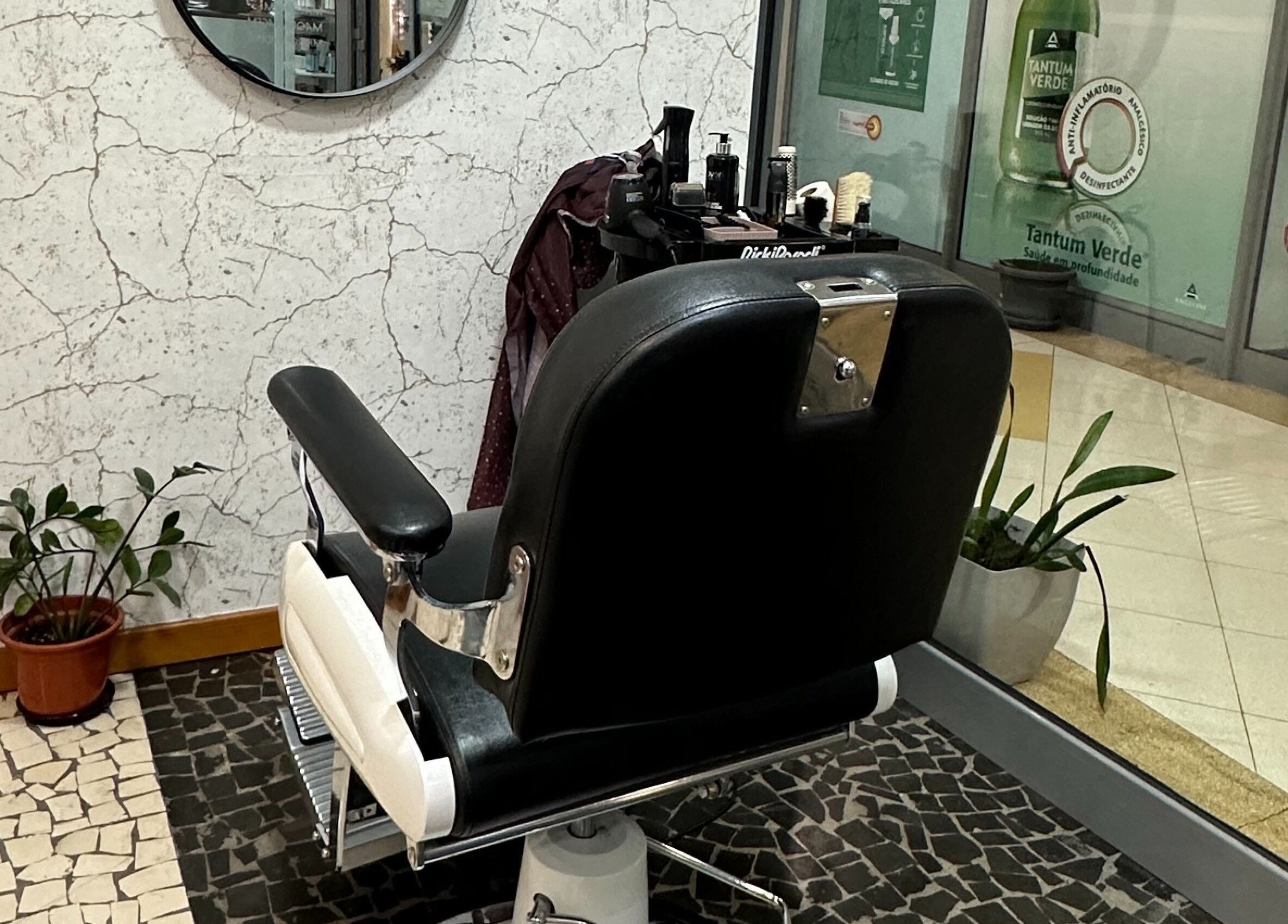 Cadeira de barbear clássica no Urban Look Pt, Ponta Do Sol, Madeira, PT, para serviços de beleza.