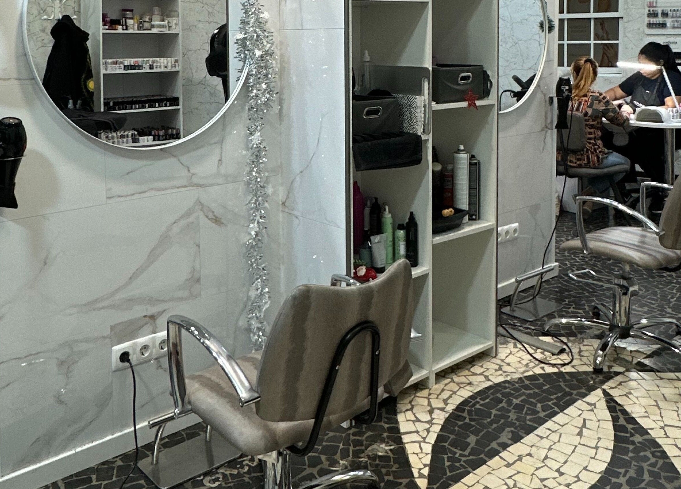 Interior elegante do salão Urban Look Pt em Ponta Do Sol, Madeira, PT, com estação de beleza moderna.