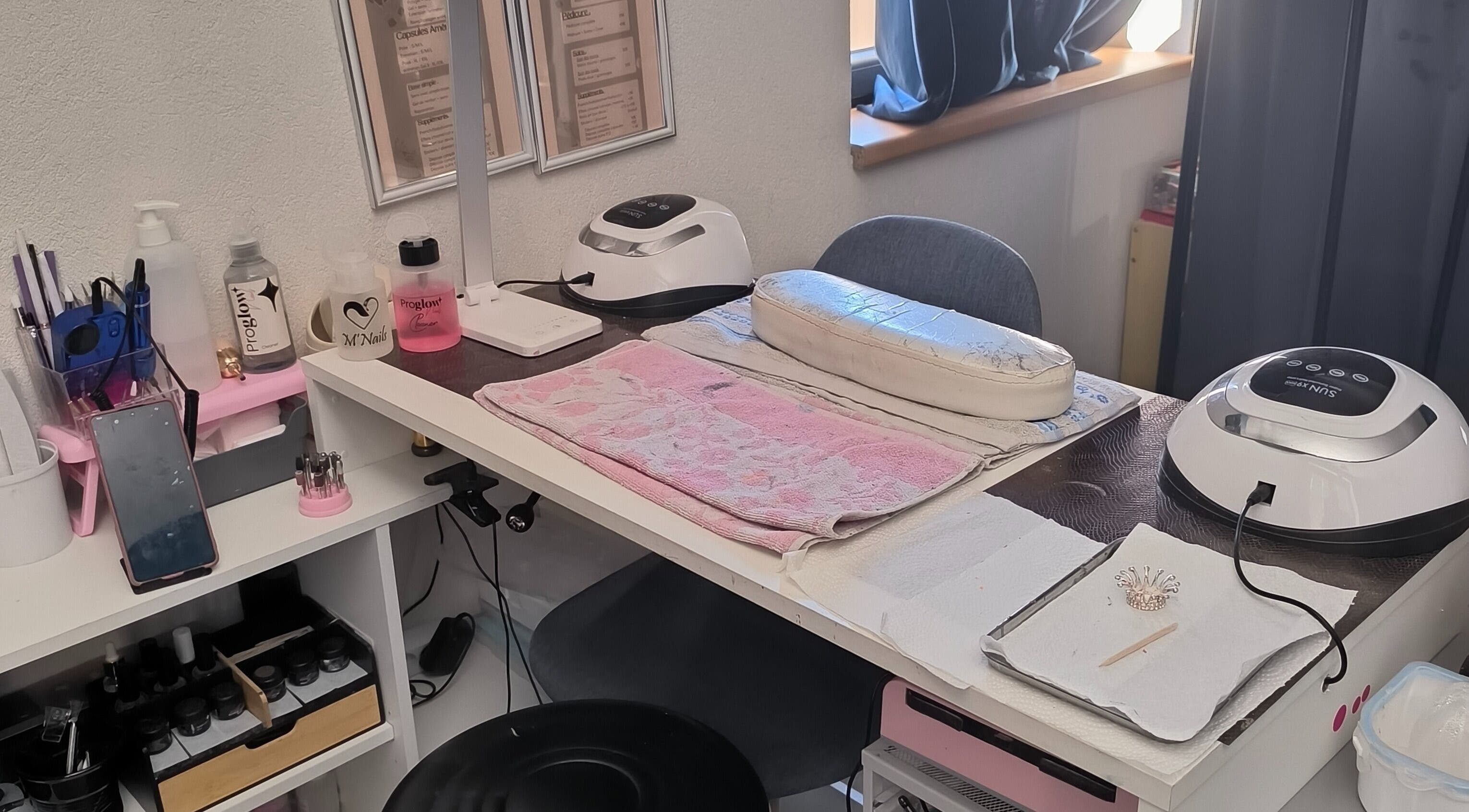 Poste de travail professionnel chez Tiffnailsdesign à Hirsingue, Grand Est, FR, équipé pour les soins des ongles.