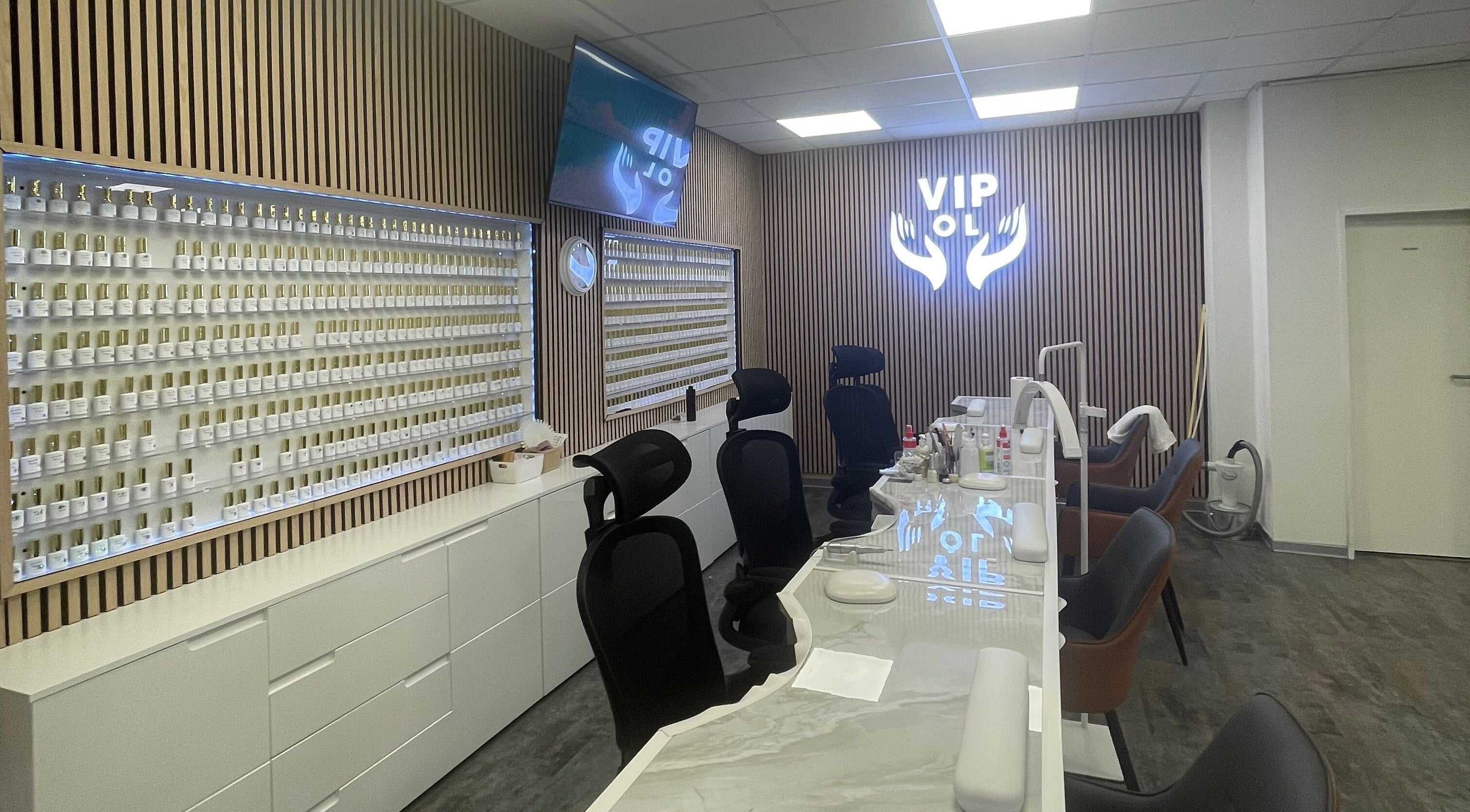Moderne Innenansicht von Vip luxury beauty Oldenburg in Oldenburg, Niedersachsen, DE mit stilvollem Nagelstudio.