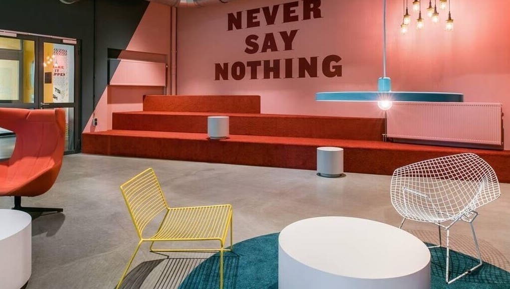 Modern lounge area at Seba_Hair.cutz, Rotterdam, Zuid-holland, NL with trendy seating and a catchy quote.