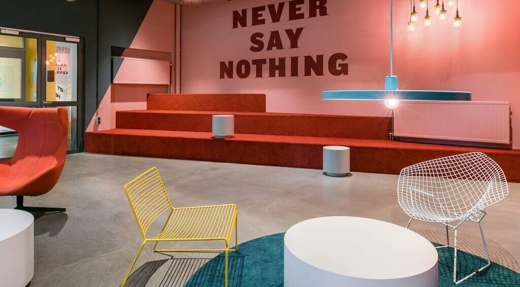 Modern lounge area at Seba_Hair.cutz, Rotterdam, Zuid-holland, NL with trendy seating and a catchy quote.