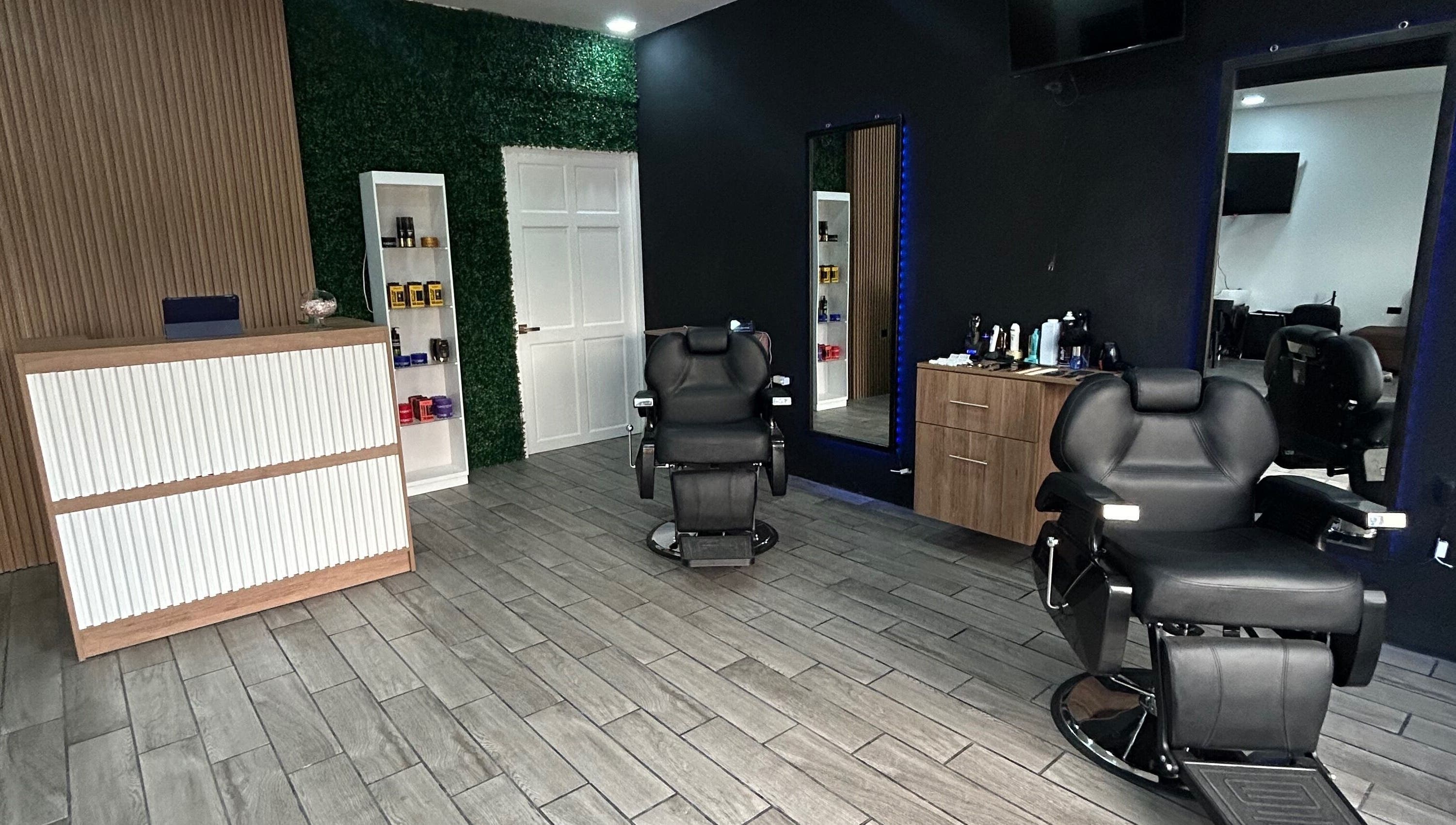 Interior de Imperio Barbero en Grecia, Provincia De Alajuela, CR, mostrando sillas modernas en el salón.