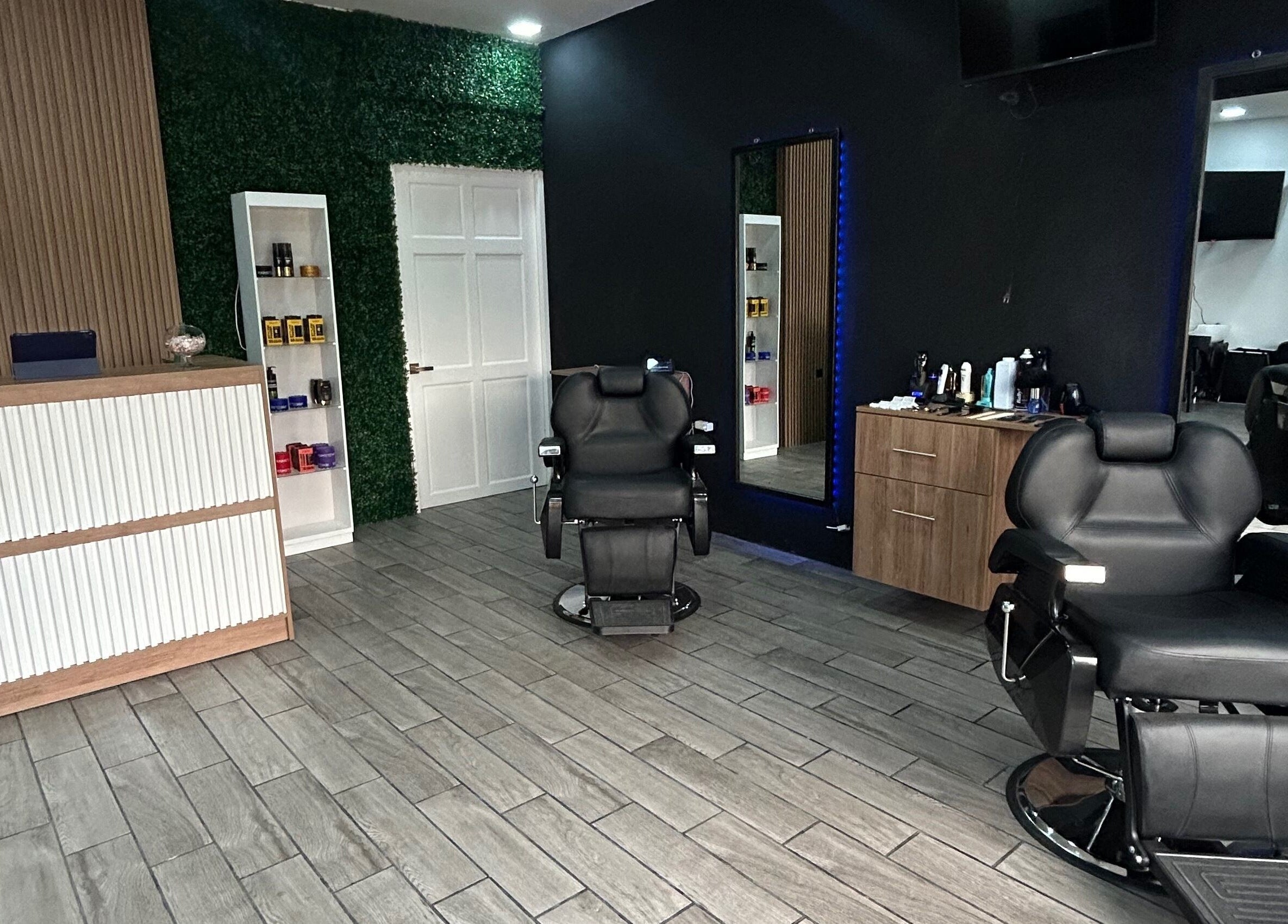 Interior de Imperio Barbero en Grecia, Provincia De Alajuela, CR, mostrando sillas modernas en el salón.