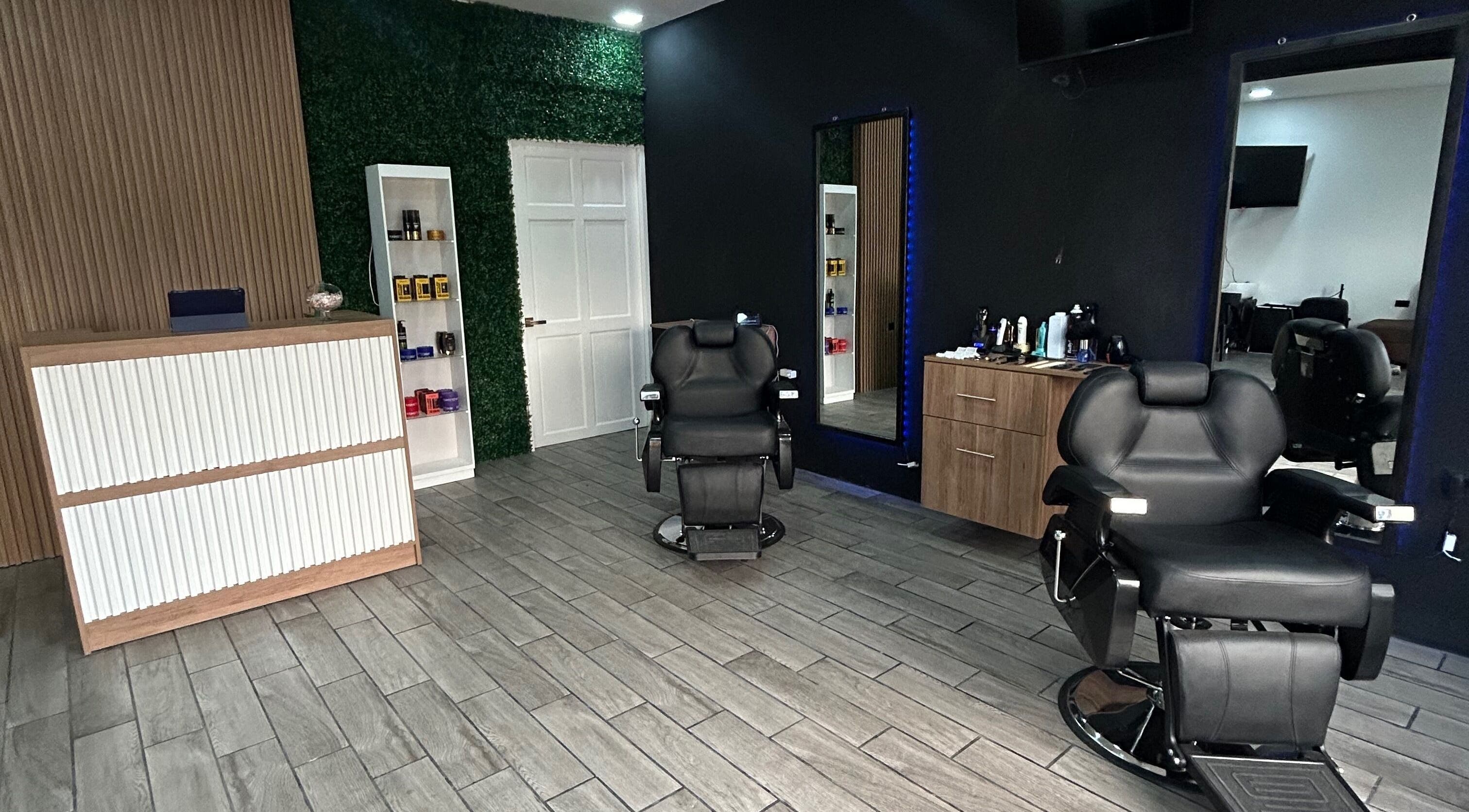 Interior de Imperio Barbero en Grecia, Provincia De Alajuela, CR, mostrando sillas modernas en el salón.