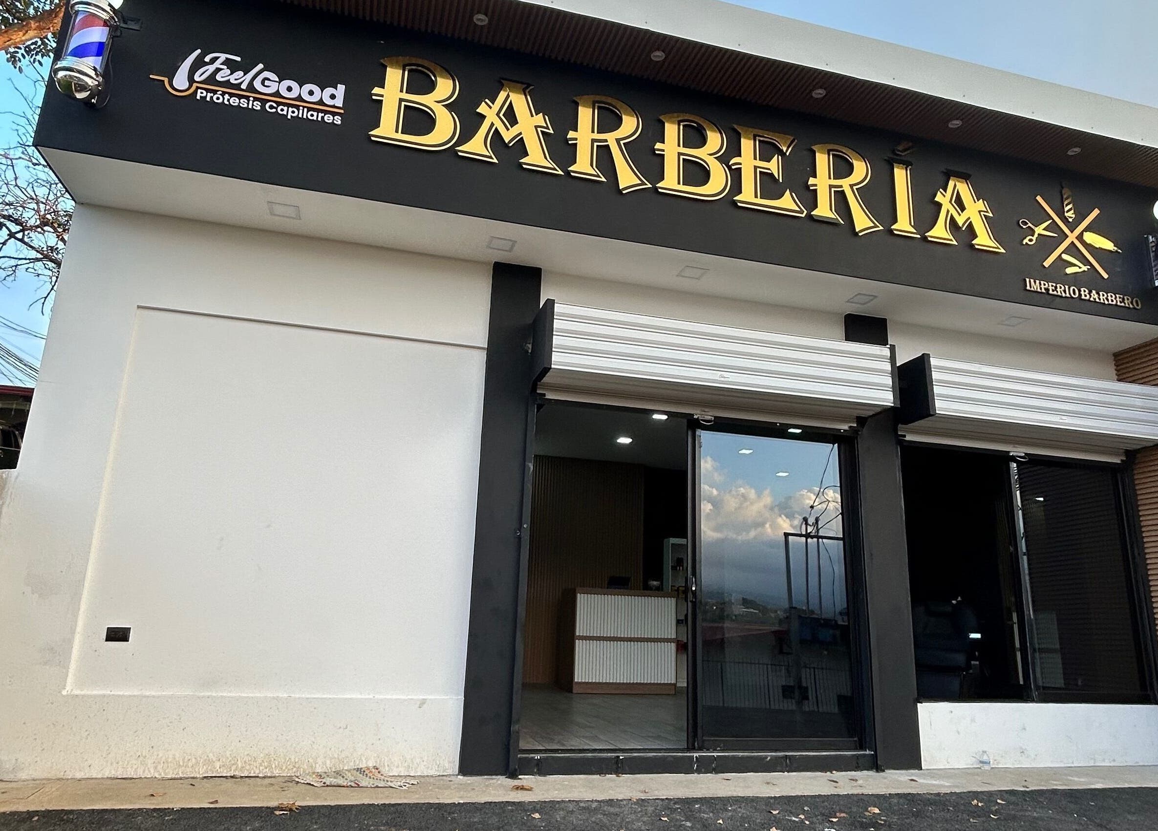 Entrada de Imperio Barbero en Grecia, Provincia De Alajuela, CR, destacando el letrero de barbería.