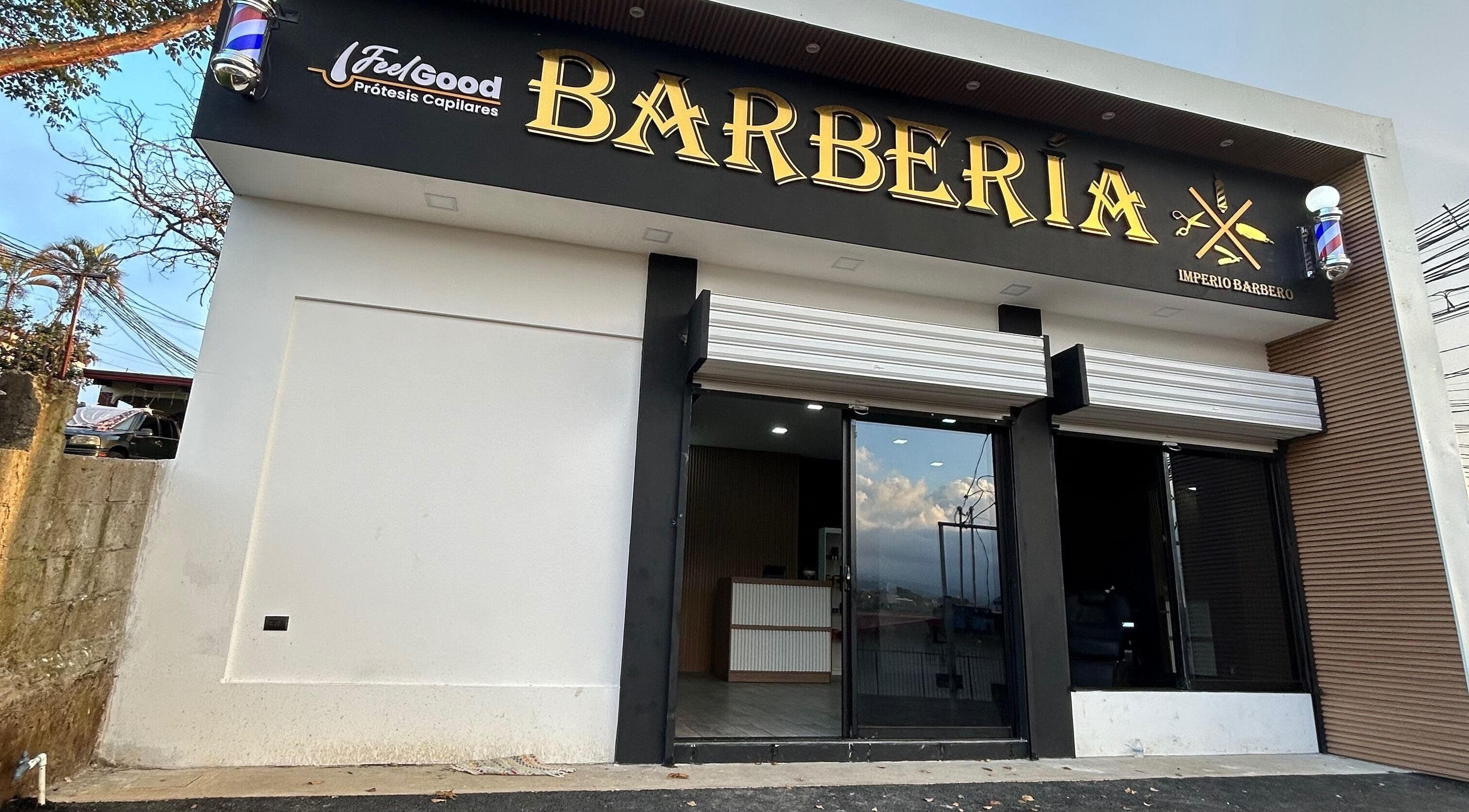 Entrada de Imperio Barbero en Grecia, Provincia De Alajuela, CR, destacando el letrero de barbería.