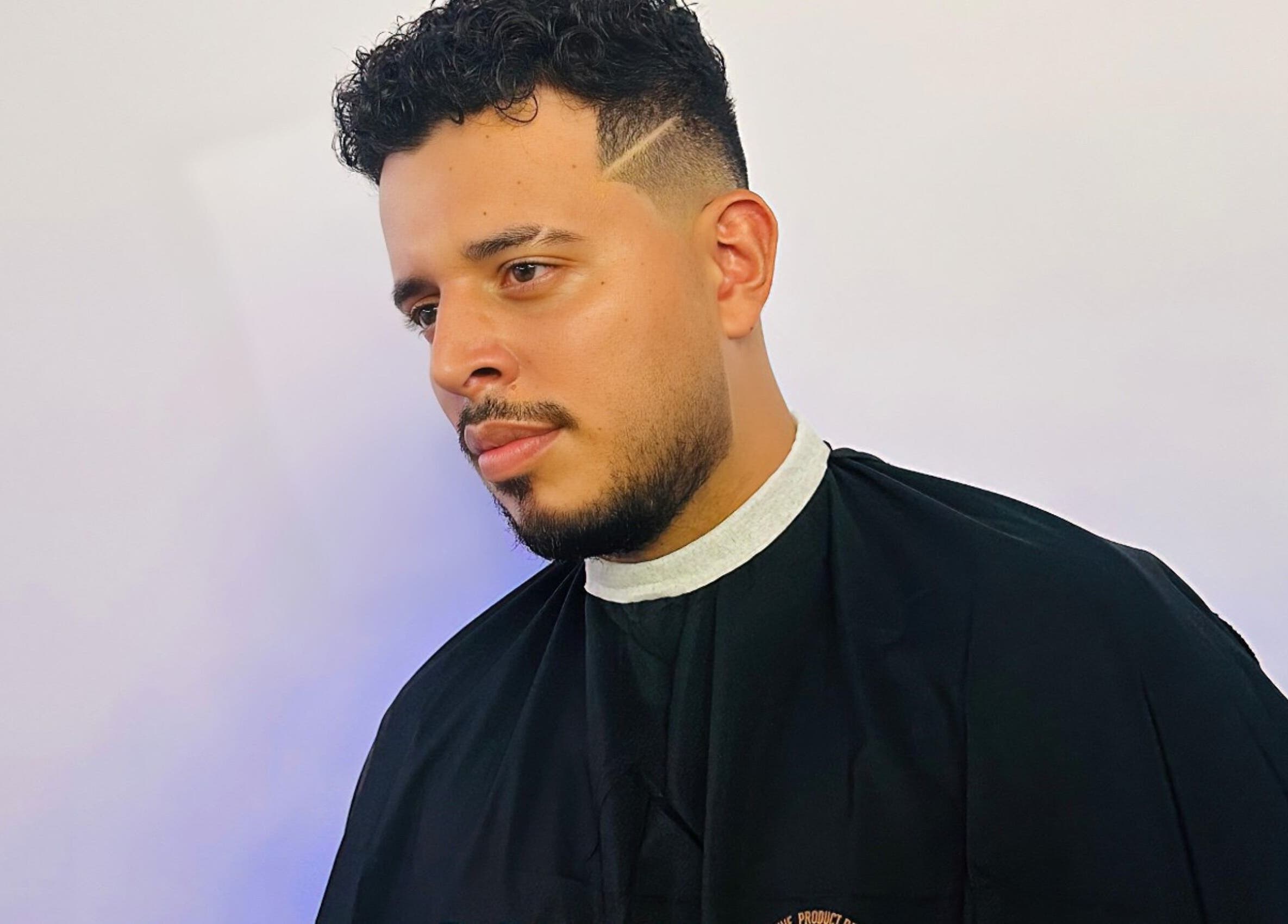 Hombre con corte moderno en Maynor Barber Studio, Heredia, Heredia, CR.