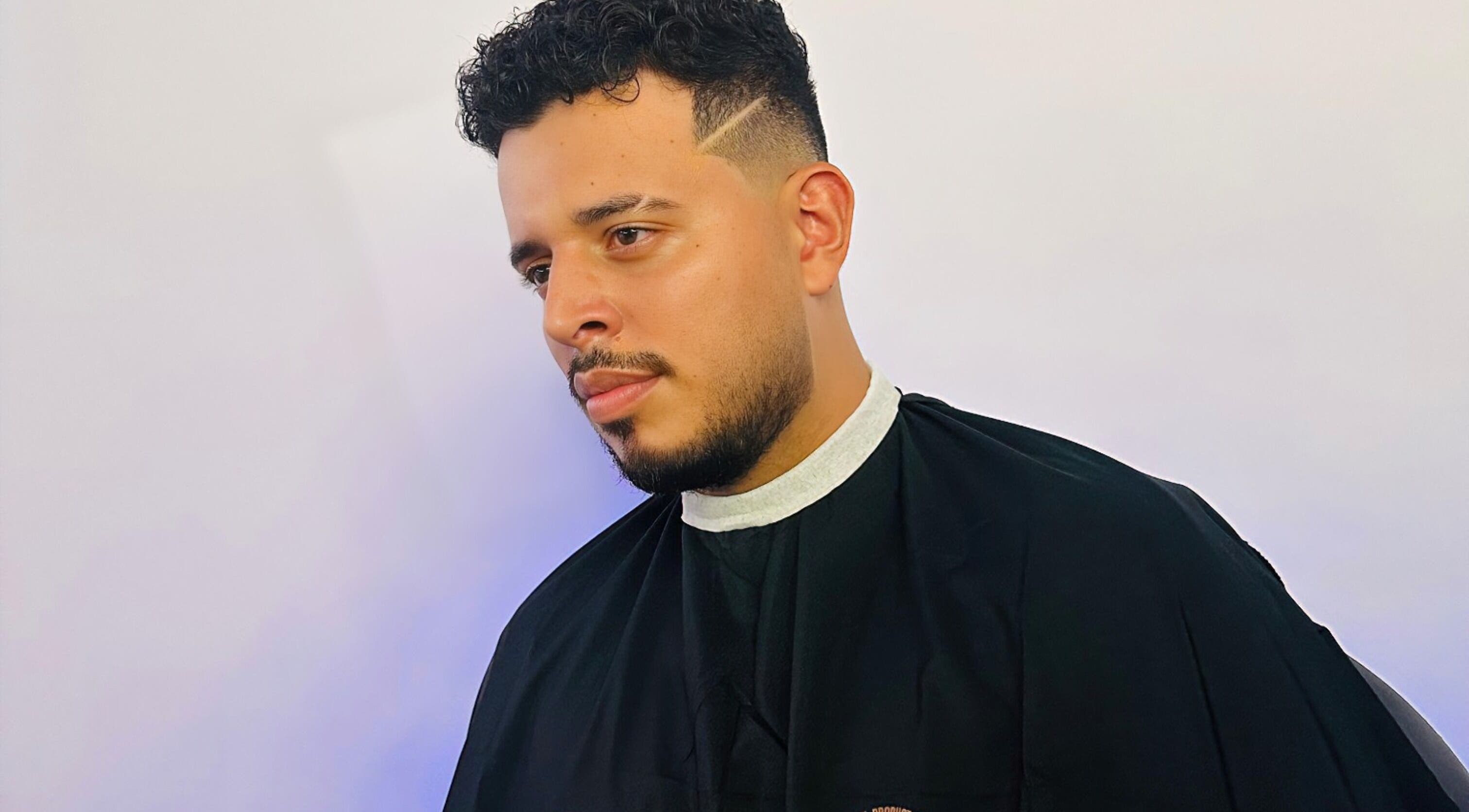 Hombre con corte moderno en Maynor Barber Studio, Heredia, Heredia, CR.