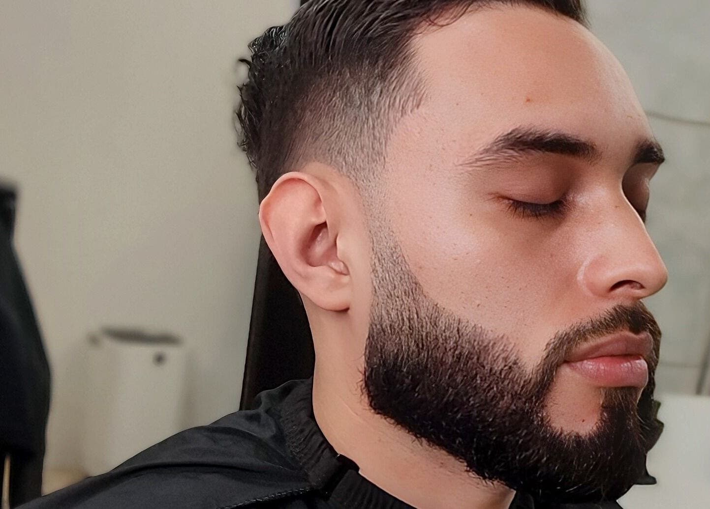 Hombre con corte moderno en Maynor Barber Studio, Heredia, Heredia, CR.