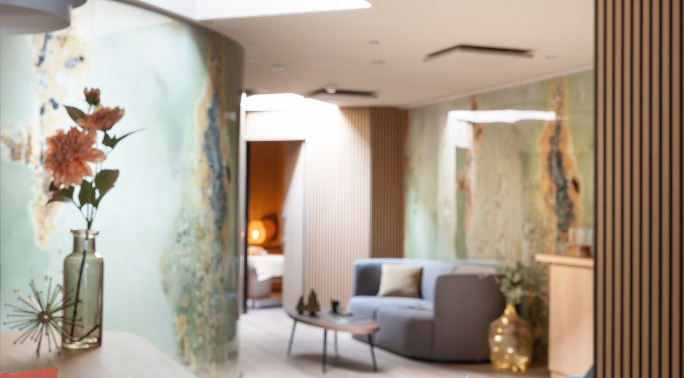 Intérieur élégant de Spa Oxalys à Val Thorens, FR, avec décoration moderne et accueil chaleureux.