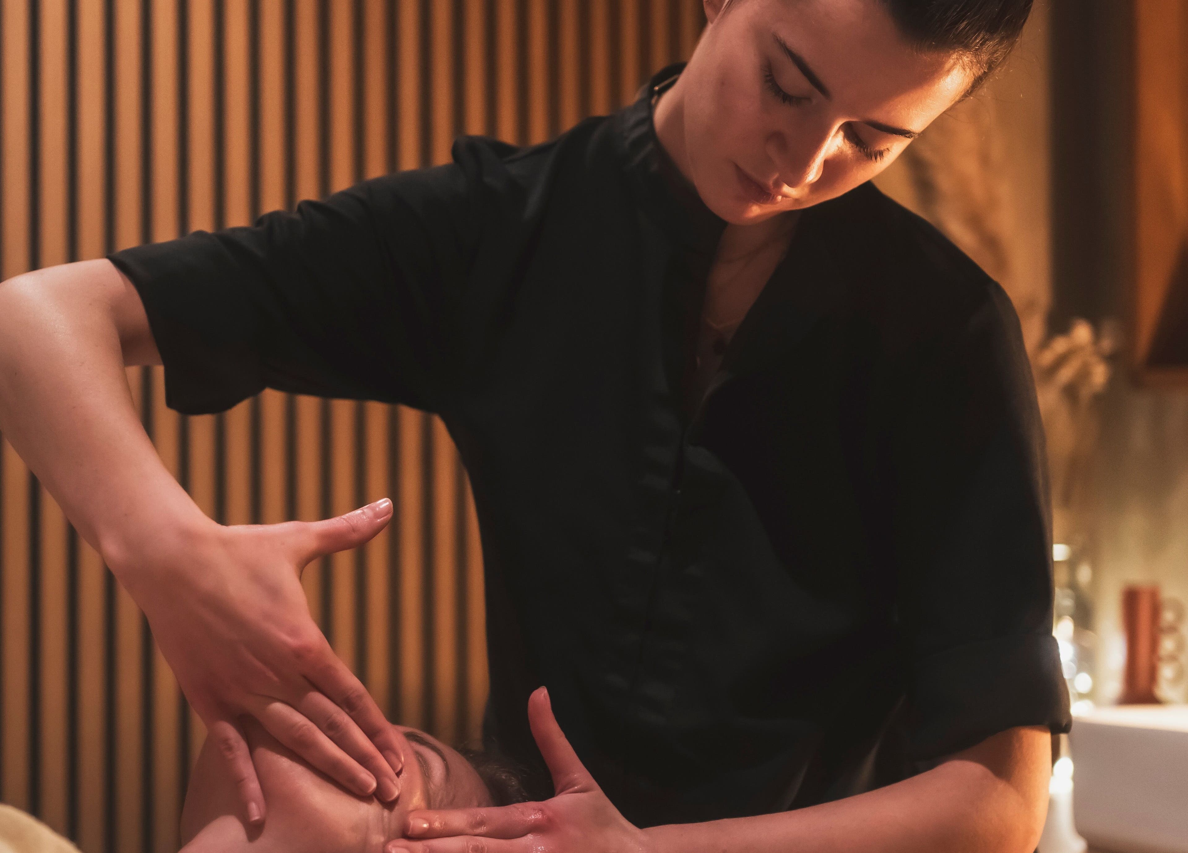 Massage relaxant à Spa Oxalys, Val Thorens, FR. Thérapeute appliquant un soin apaisant.