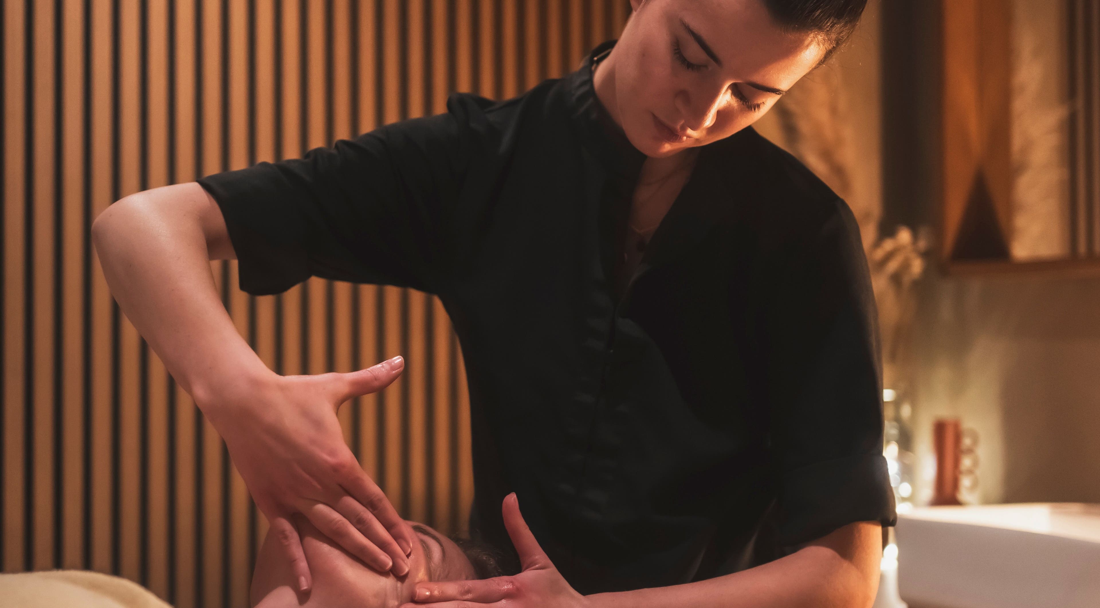 Massage relaxant à Spa Oxalys, Val Thorens, FR. Thérapeute appliquant un soin apaisant.