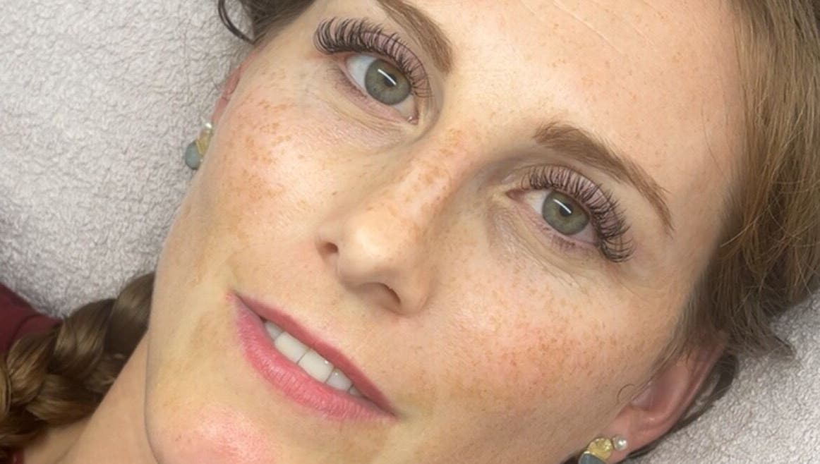 Extensions de cils au salon Les Cils de Mina à Guignes, Île-de-France, FR pour un regard captivant.