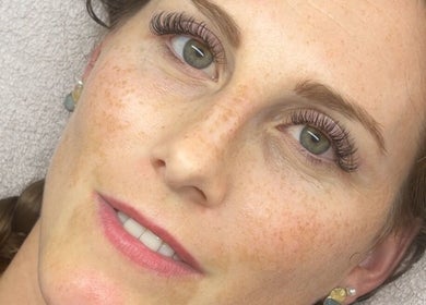 Extensions de cils au salon Les Cils de Mina à Guignes, Île-de-France, FR pour un regard captivant.
