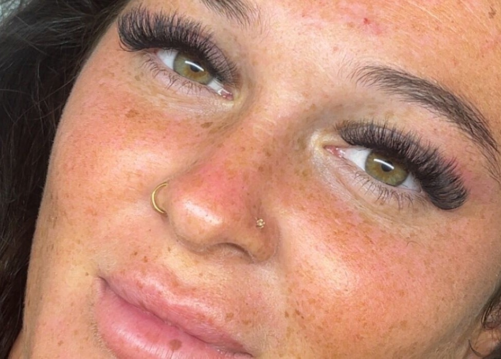 Extension de cils à Les Cils de Mina, Guignes, Île-de-France, FR, offrant un style glamour et raffiné.