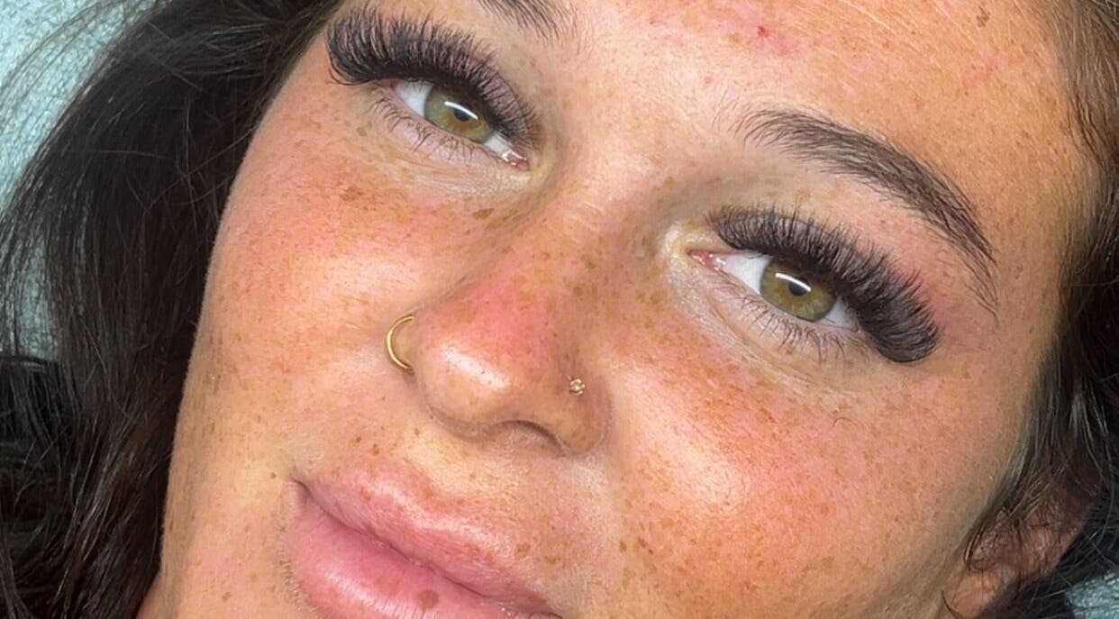 Extension de cils à Les Cils de Mina, Guignes, Île-de-France, FR, offrant un style glamour et raffiné.