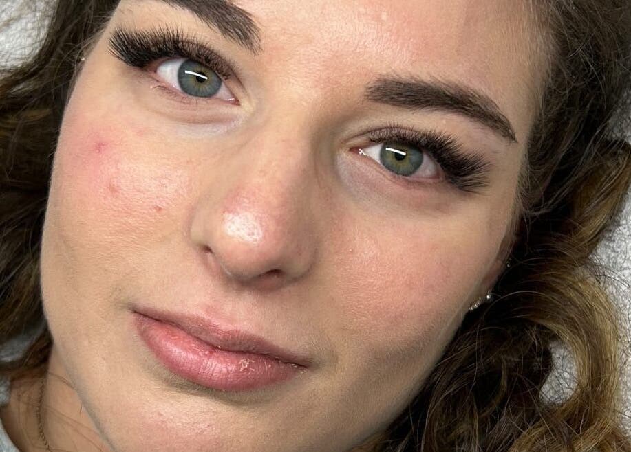 Extensions de cils sur modèle chez Les Cils de Mina, Guignes, Île-de-France, FR.