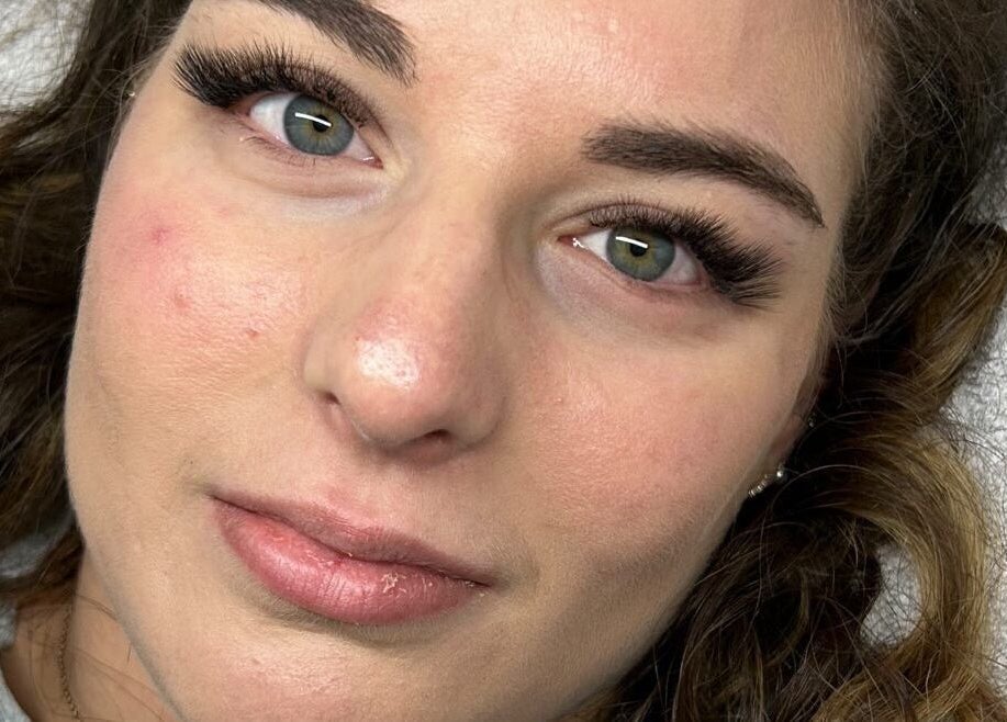 Extensions de cils sur modèle chez Les Cils de Mina, Guignes, Île-de-France, FR.