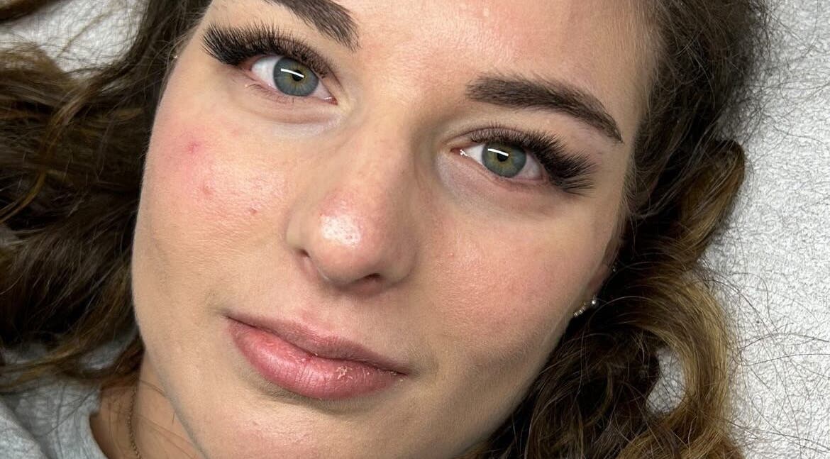 Extensions de cils sur modèle chez Les Cils de Mina, Guignes, Île-de-France, FR.