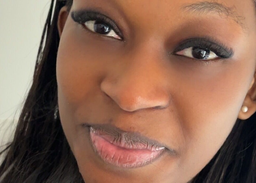 Femme avec cils élégants chez Les Cils de Mina, Guignes, Île-de-France, FR.