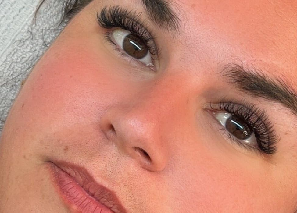 Extensions de cils chez Les Cils de Mina, Guignes, Île-de-France, FR, rehaussant le regard d'une cliente.