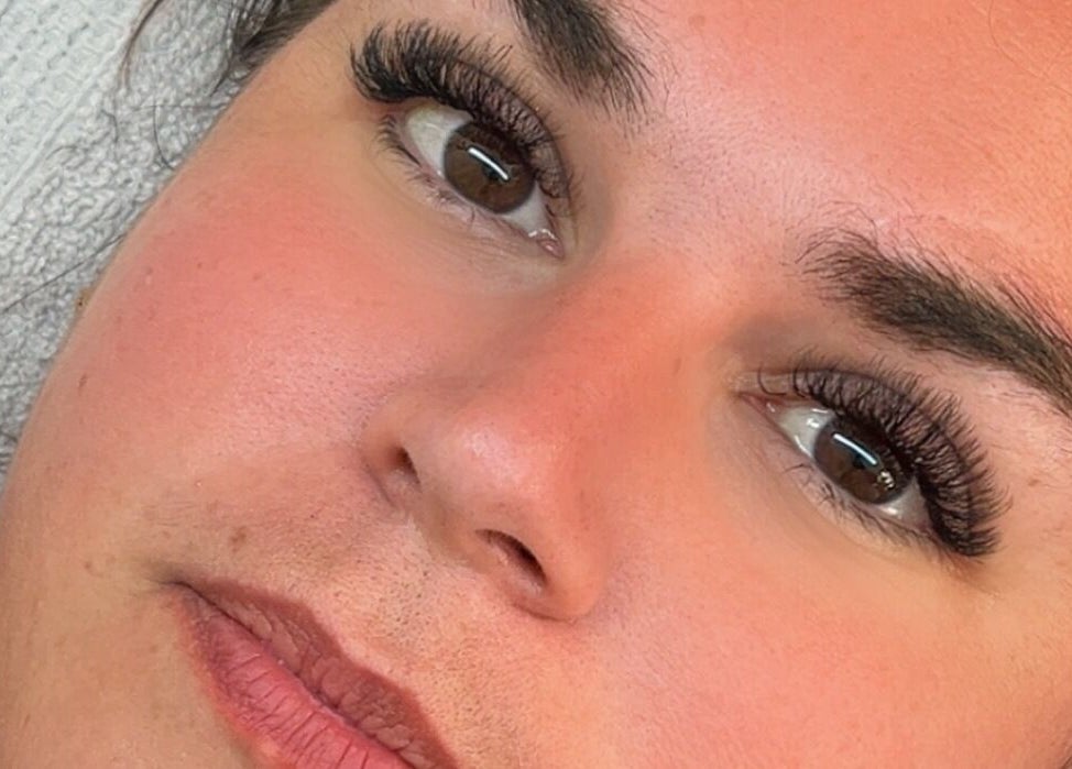 Extensions de cils chez Les Cils de Mina, Guignes, Île-de-France, FR, rehaussant le regard d'une cliente.