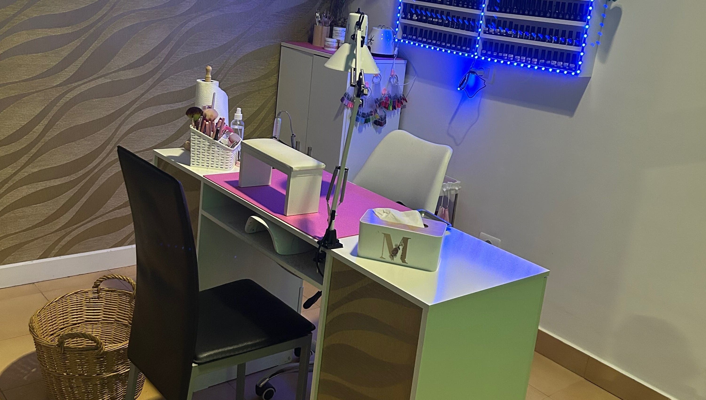 Elegante estación de manicura en Mari Nails Ribadeo, Ribadeo, ES, con luz azul ambiental.