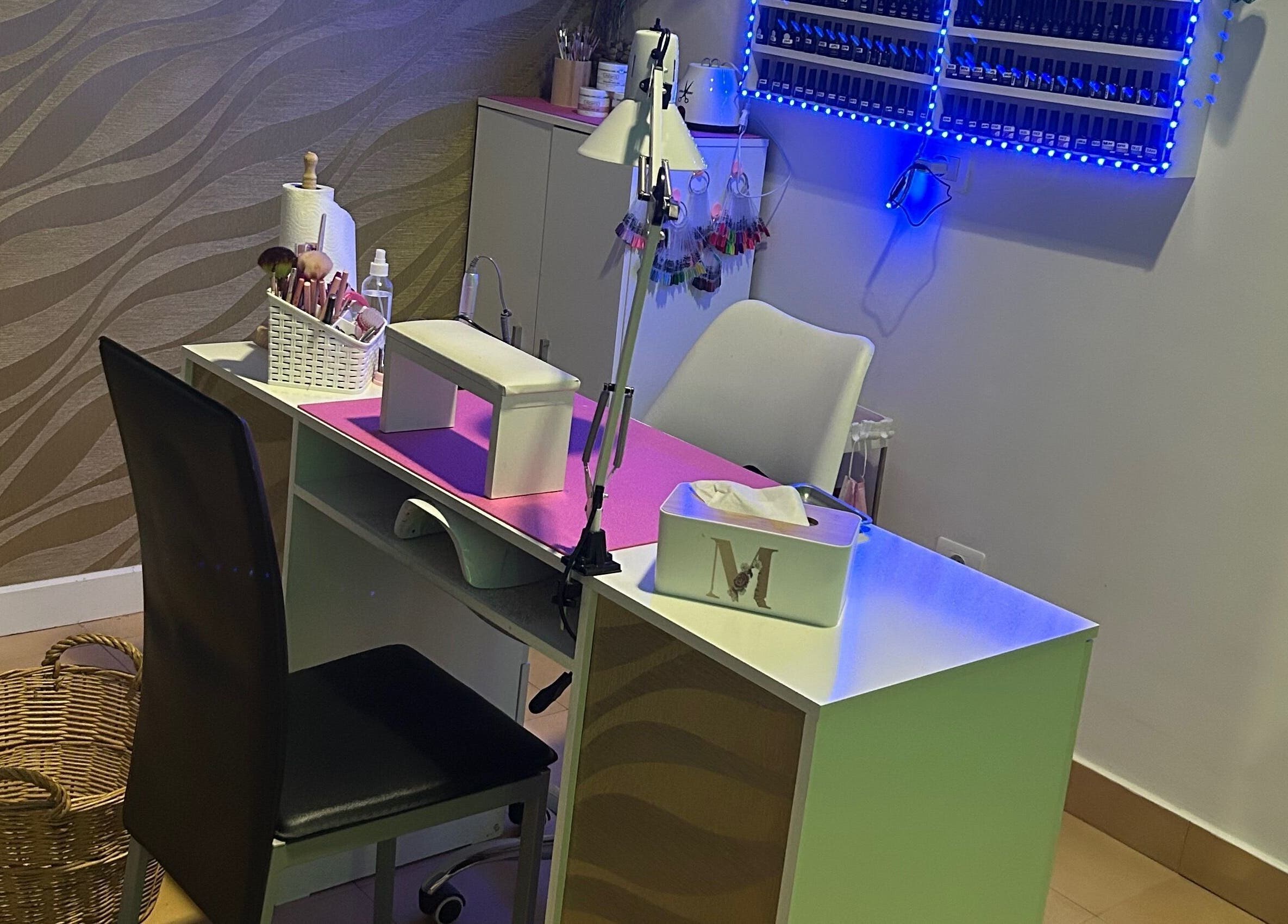 Elegante estación de manicura en Mari Nails Ribadeo, Ribadeo, ES, con luz azul ambiental.