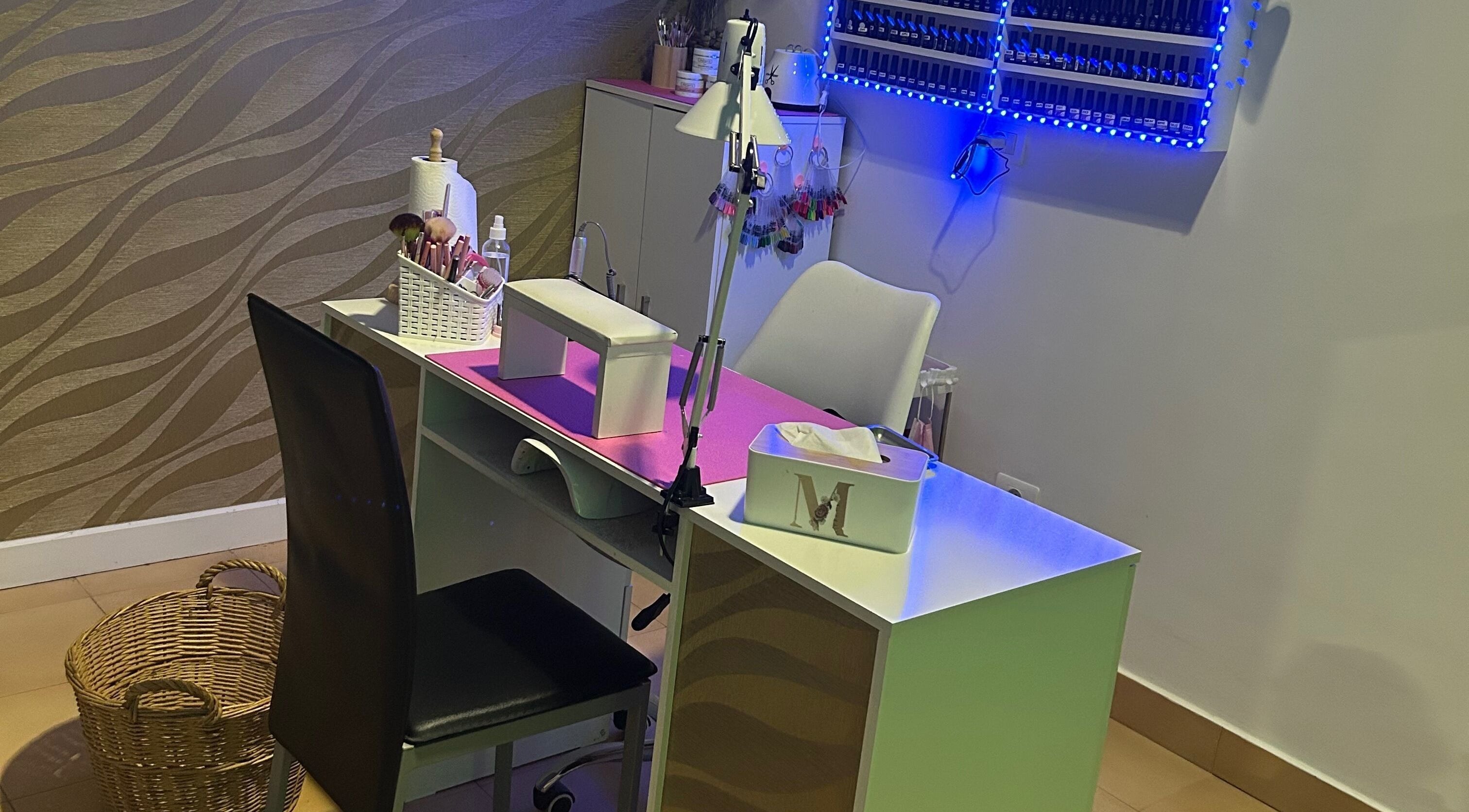 Elegante estación de manicura en Mari Nails Ribadeo, Ribadeo, ES, con luz azul ambiental.
