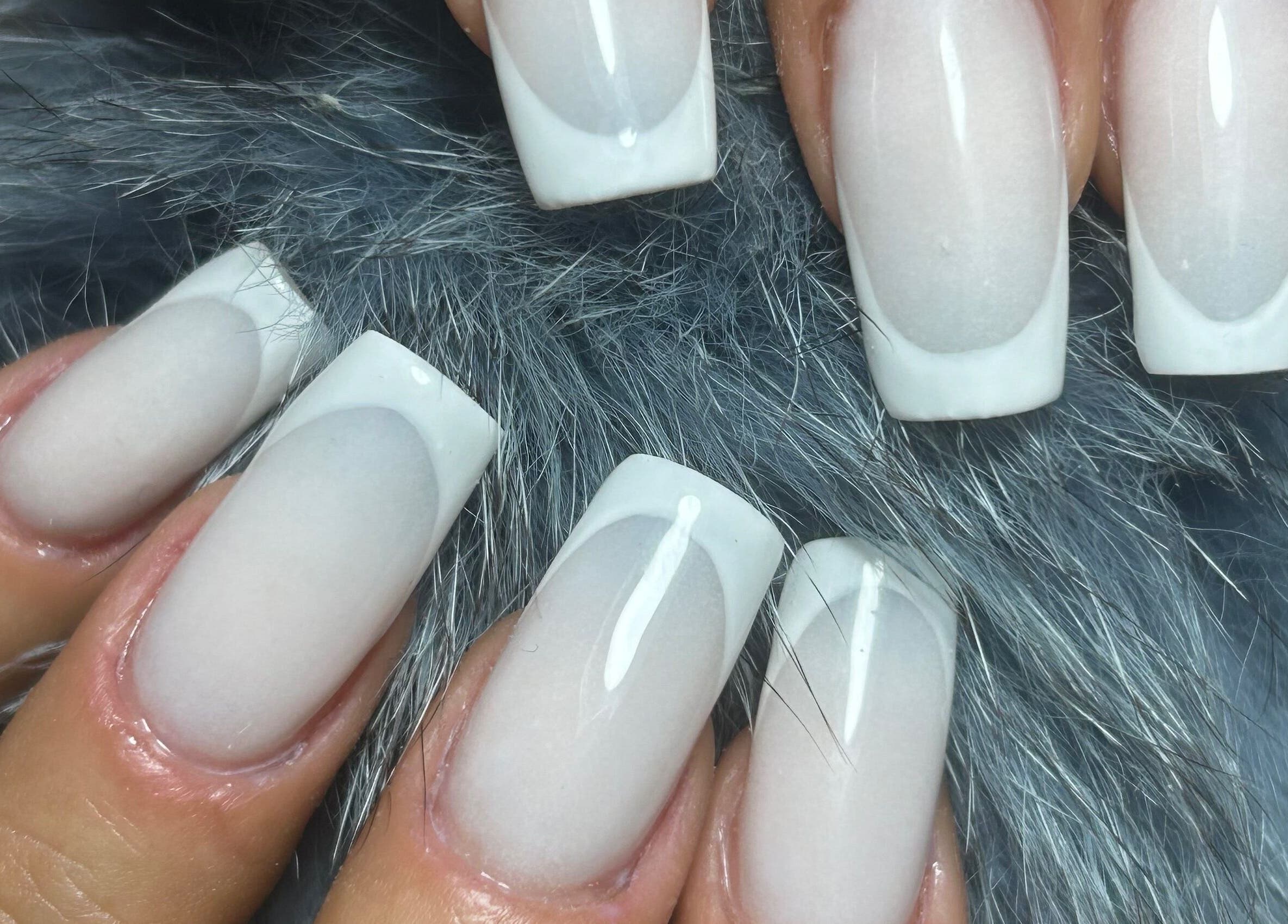 Uñas acrílicas impecables en Mari Nails Ribadeo, Ribadeo, ES, mostrando diseño blanco elegante.