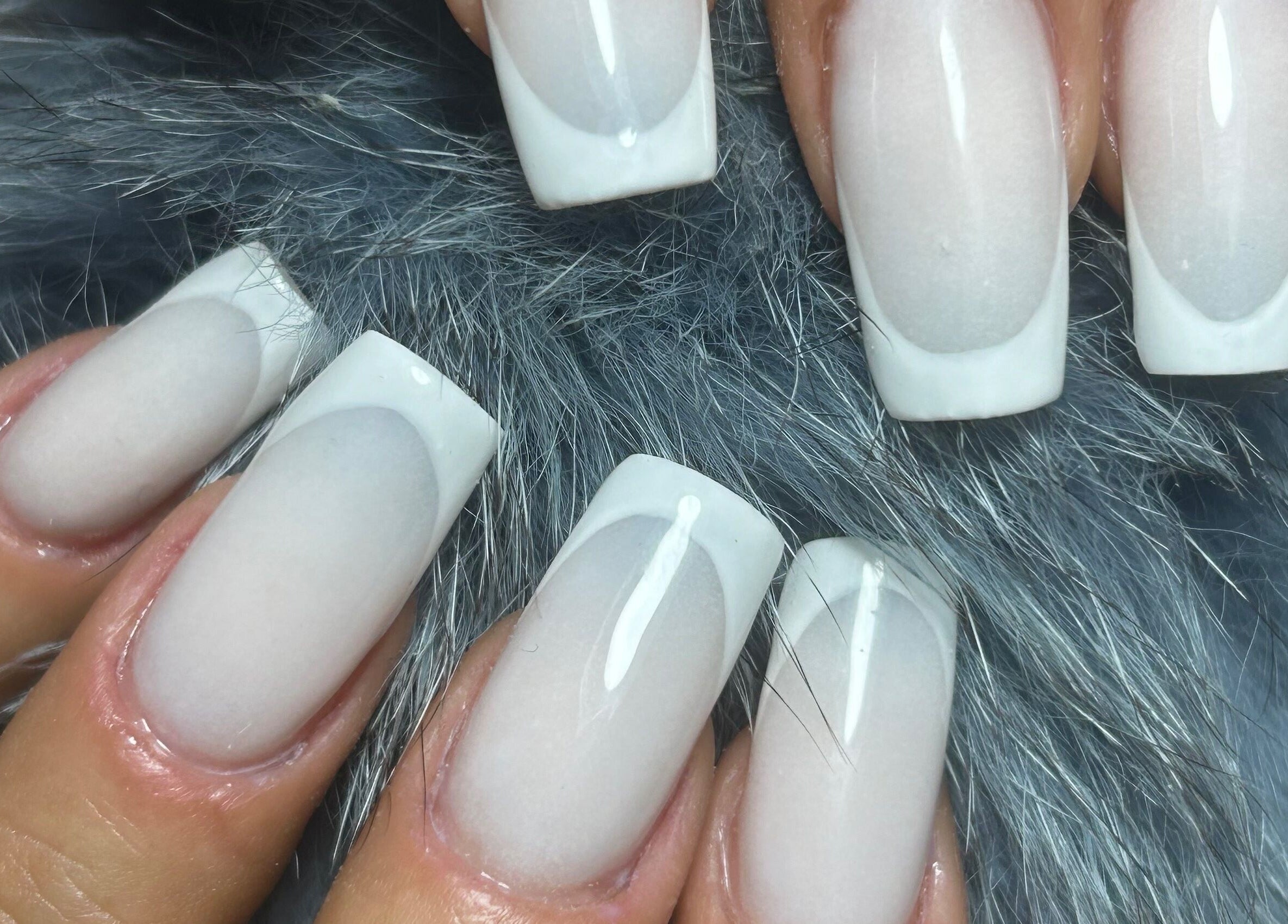 Uñas acrílicas impecables en Mari Nails Ribadeo, Ribadeo, ES, mostrando diseño blanco elegante.