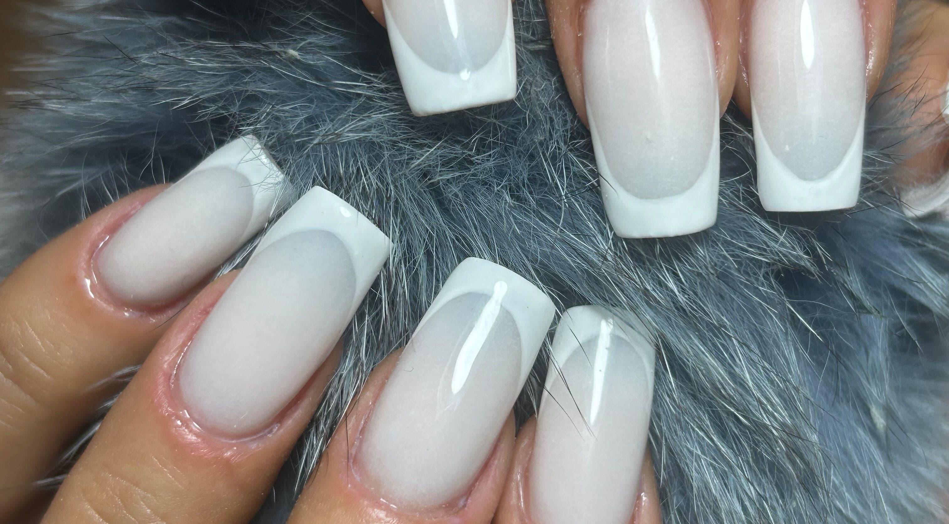 Uñas acrílicas impecables en Mari Nails Ribadeo, Ribadeo, ES, mostrando diseño blanco elegante.