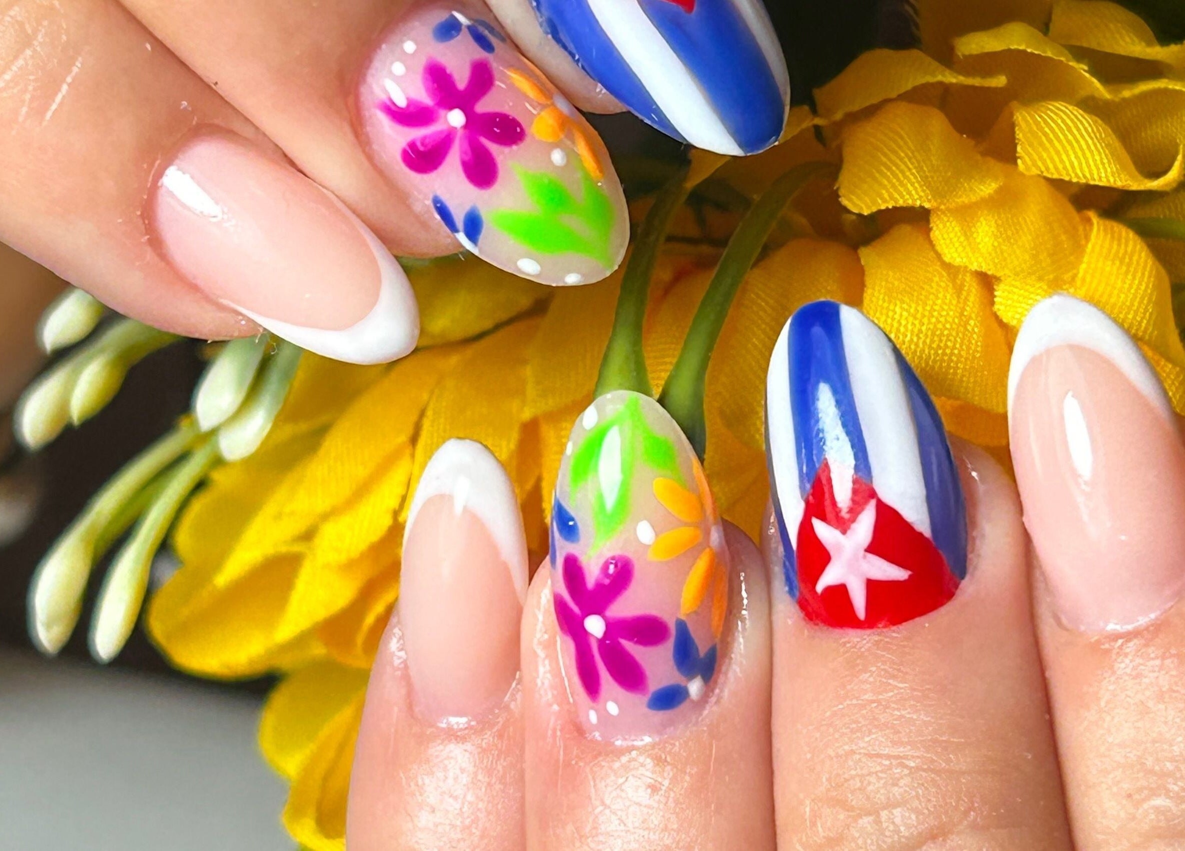 Uñas decoradas con flores y diseños brillantes en Mari Nails Ribadeo, Ribadeo, ES.