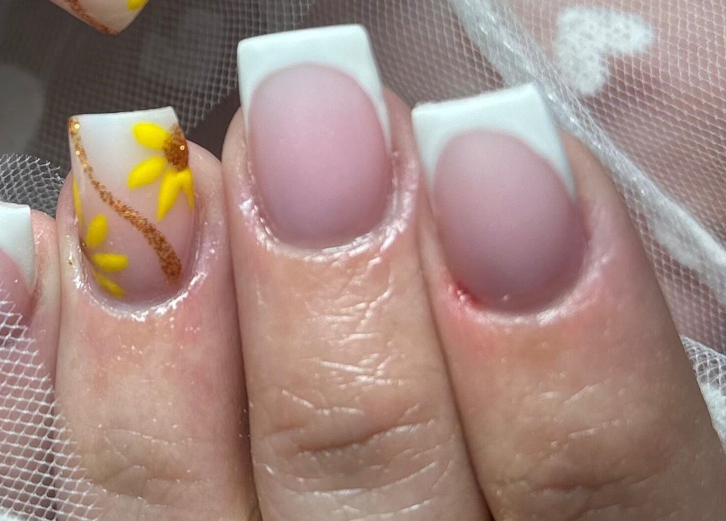 Manicura francesa con detalles florales en Mari Nails Ribadeo, Ribadeo, ES.