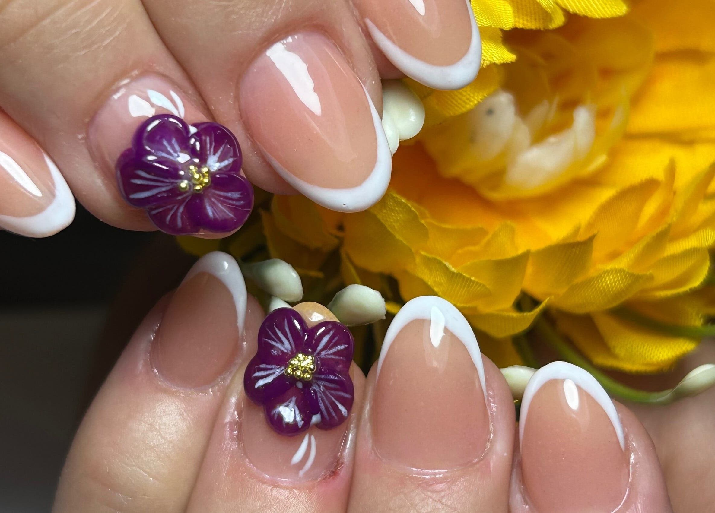 Elegante manicura con flores en gel en Mari Nails Ribadeo, Ribadeo, ES.