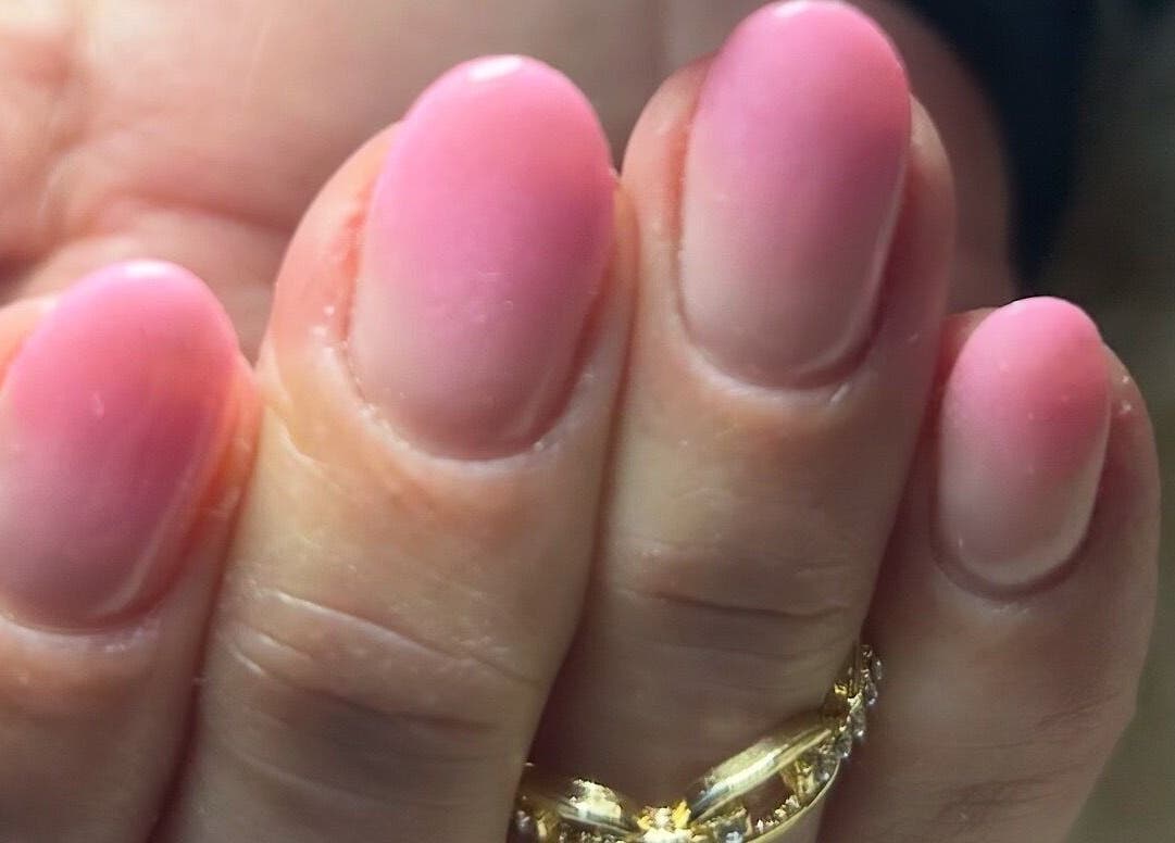 Uñas con efecto degradado rosa en Mari Nails Ribadeo, Ribadeo, ES. Manicura moderna y elegante.