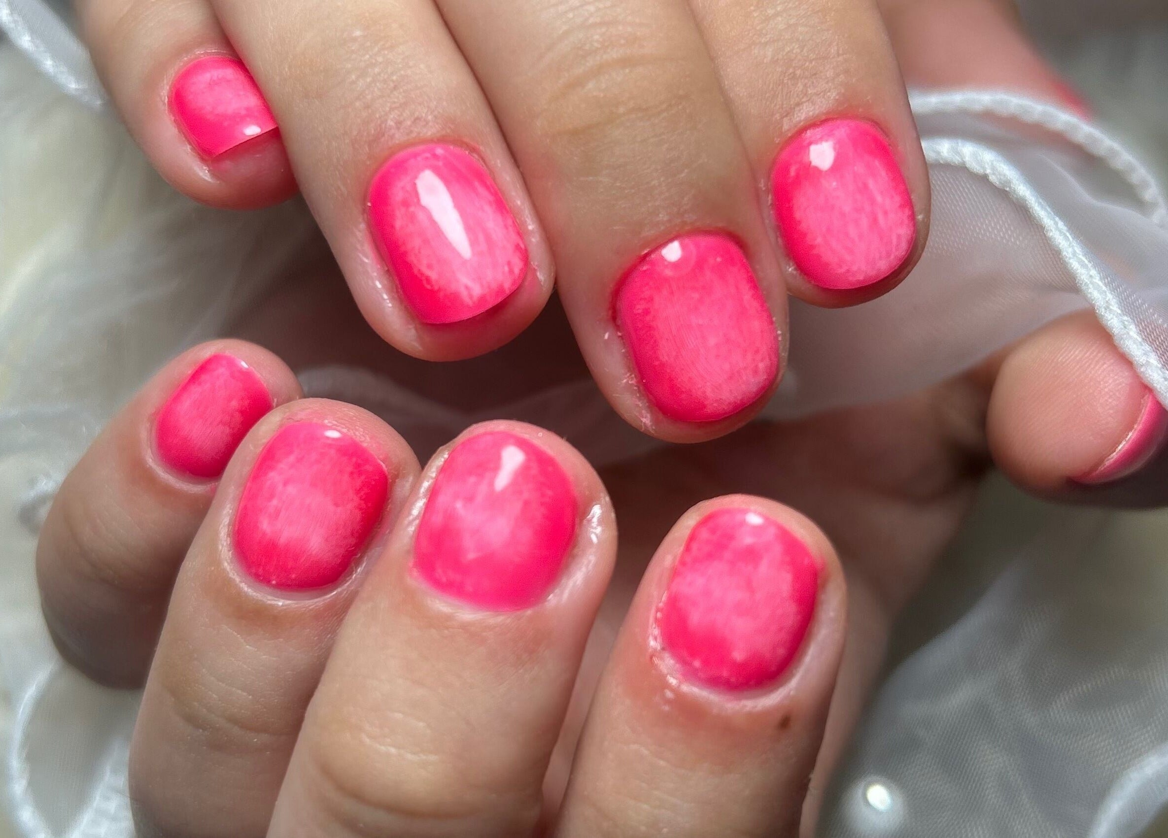 Manicura rosa vibrante en Mari Nails Ribadeo, Ribadeo, ES mostrando elegancia y estilo.