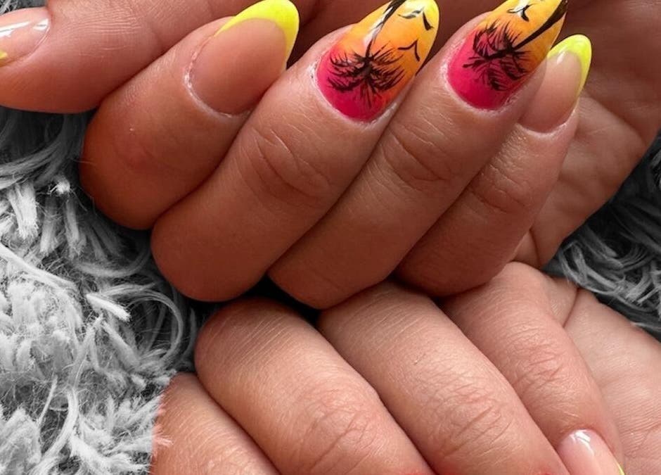 Decoración de uñas con diseño de atardecer en Mari Nails Ribadeo, Ribadeo, ES.