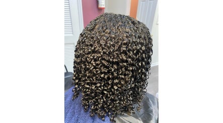 Beautiful curly hairstyle at Melanin n’ Coils, Grand Bahama, BS, showcasing rich, defined curls.