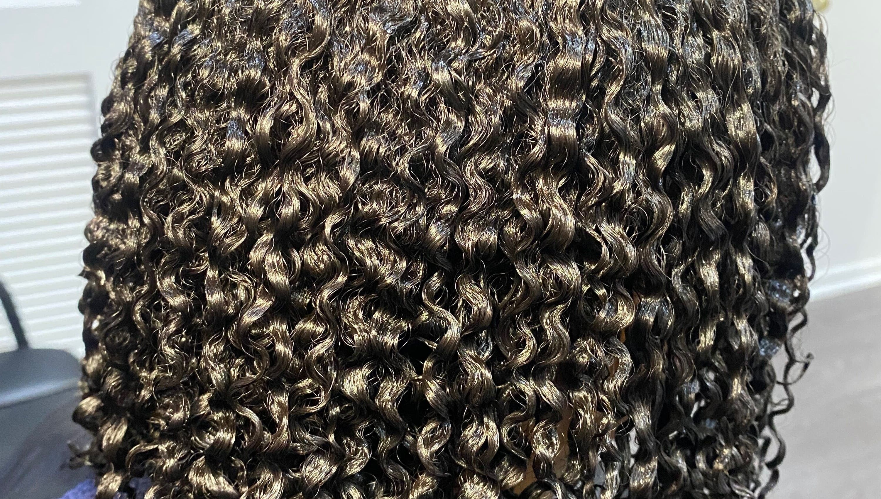 Beautiful curly hairstyle at Melanin n’ Coils, Grand Bahama, BS.