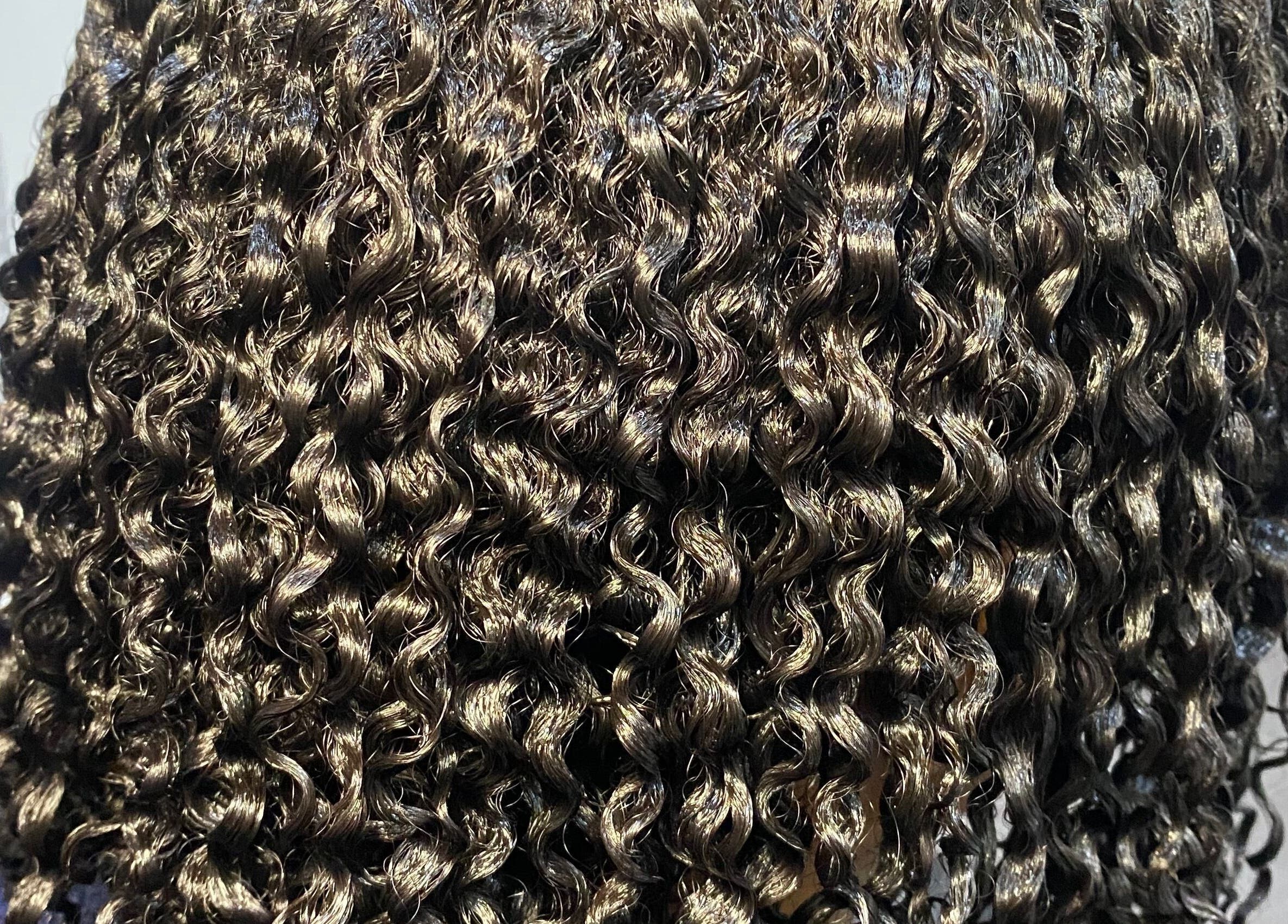 Beautiful curly hairstyle at Melanin n’ Coils, Grand Bahama, BS.