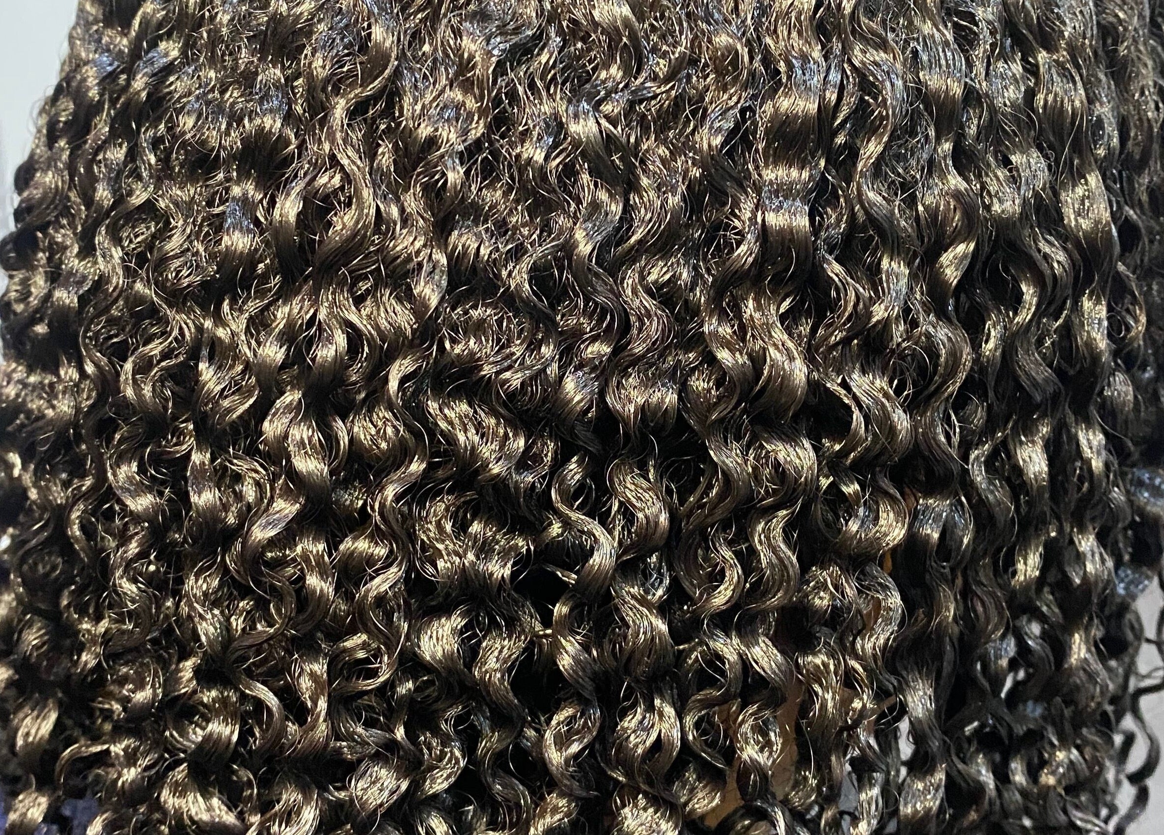 Beautiful curly hairstyle at Melanin n’ Coils, Grand Bahama, BS.