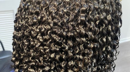 Beautiful curly hairstyle at Melanin n’ Coils, Grand Bahama, BS.