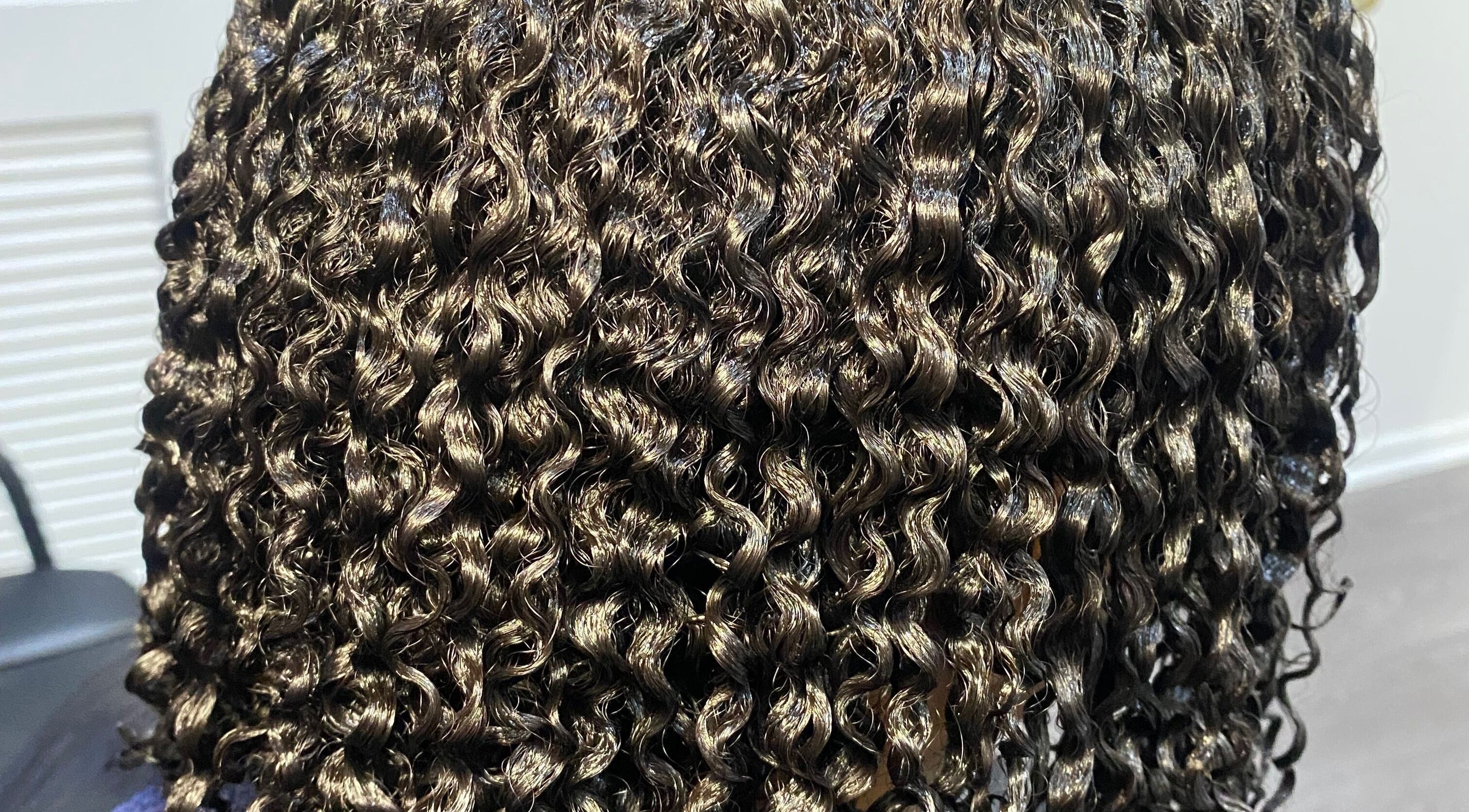 Beautiful curly hairstyle at Melanin n’ Coils, Grand Bahama, BS.