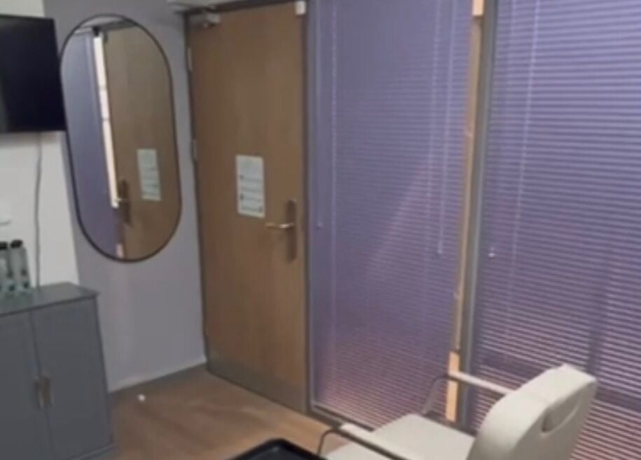 Styledbyshan's stylish salon room in South Croydon, England, GB with modern mirror and sleek blinds.